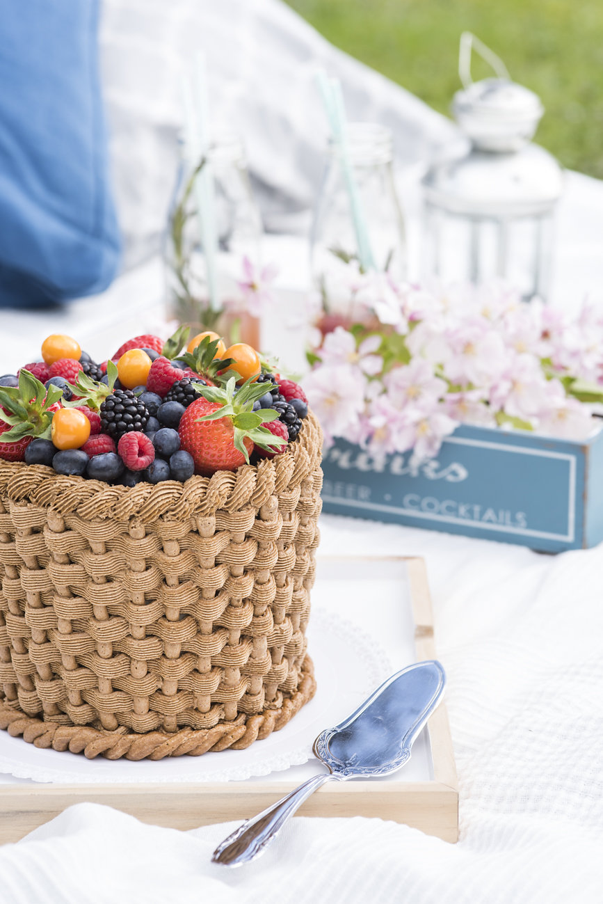 Torte mit aufgespritztem Rand